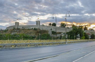 taş çit bridge road ve Kalesi