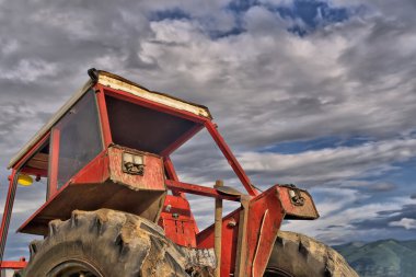 Eski traktör çimlerin üzerinde