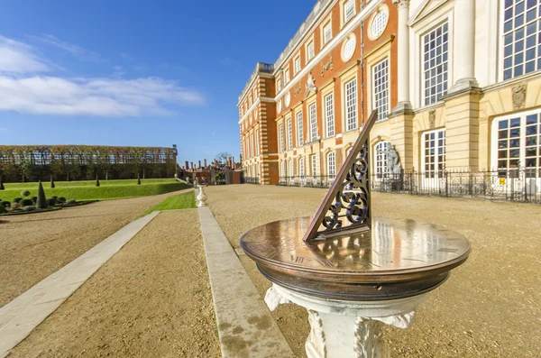 Vecchio quadrante dell'orologio solare in un giardino di Hampton Court Palace, Kingston — Foto Stock