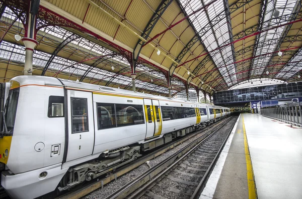 Treno pendolare moderno all'interno della stazione ferroviaria Victoria di Londra, Europa . — Foto Stock