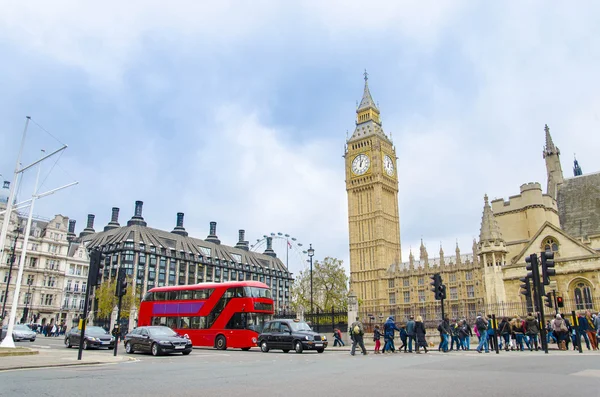 Westminister Square y Big Ben con las Casas del Parlamento en Londres — Foto de Stock