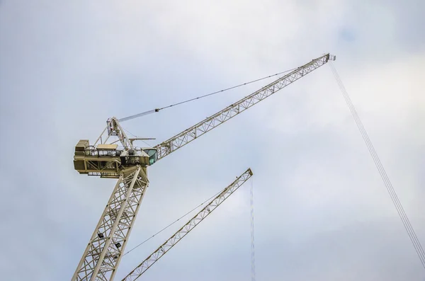 Guindastes de construção industrial — Fotografia de Stock