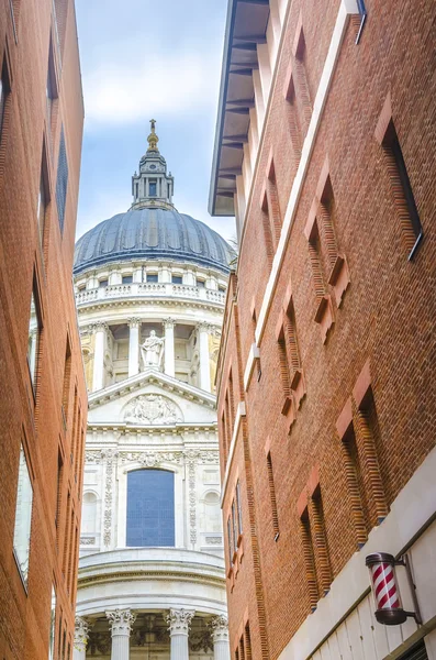 St Paul's Cathedral between brick buildings, London, England — Stock Photo, Image