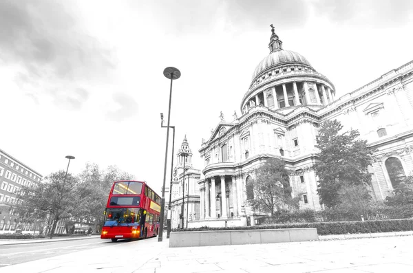 Catedral de San Pablo con el icónico autobús rojo en Londres — Foto de Stock