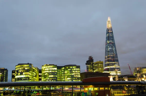 Londons silhuett och skyskrapan shard — Stockfoto