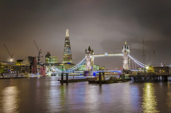 Tower bridge en london skyline — Stockfoto