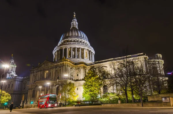 St. Paul's cathedral and red double-decker bus — Stock Photo, Image