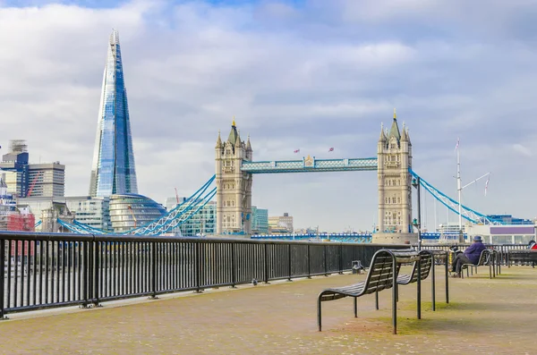 The Shard and Tower Bridge com um banco vazio em Londres, Reino Unido — Fotografia de Stock