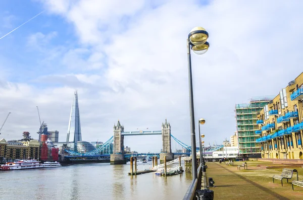 Londra'da shard ve kule Köprüsü — Stok fotoğraf