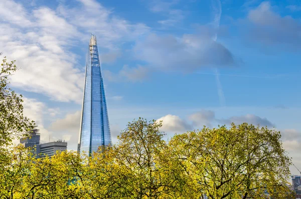 Новый лондонский небоскреб и осколки небоскреба — стоковое фото