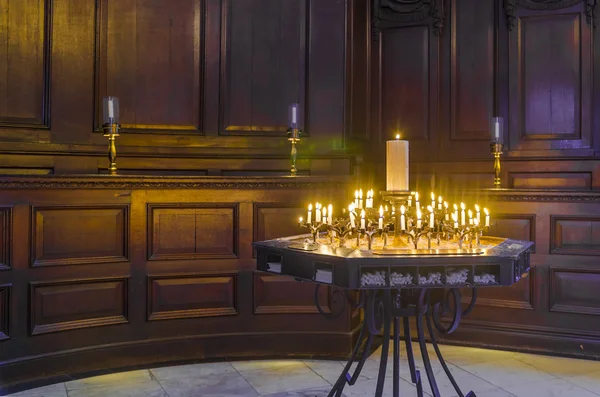 Свечи с пламенем внутри церкви — стоковое фото