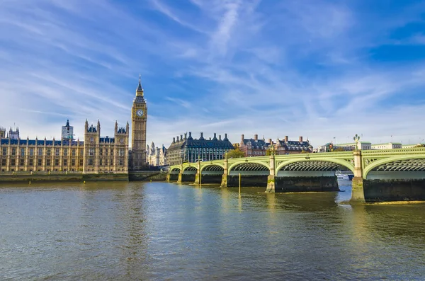 Casas del Parlamento y el puente de Westminster en Londres con Big Ben — Foto de Stock