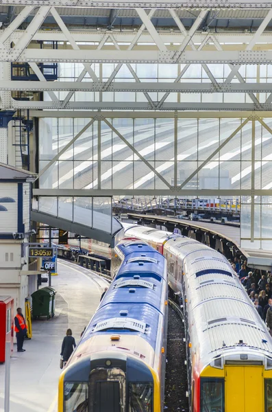 Treno moderno alla stazione di Londra — Foto Stock