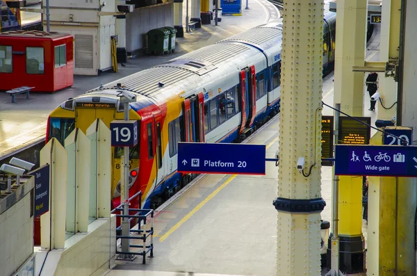 Treno su un binario sulla stazione Waterloo di Londra — Foto Stock