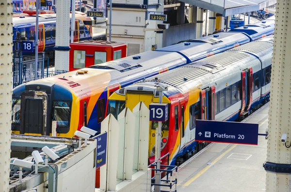 Treno su un binario sulla stazione Waterloo di Londra — Foto Stock