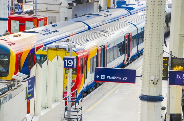 Поезд на платформе на станции Ватерлоо в Лондоне — стоковое фото