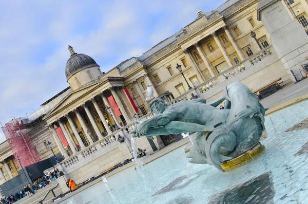 Fountain with peageon bird at Trafalgar Square in London — Stock Photo, Image