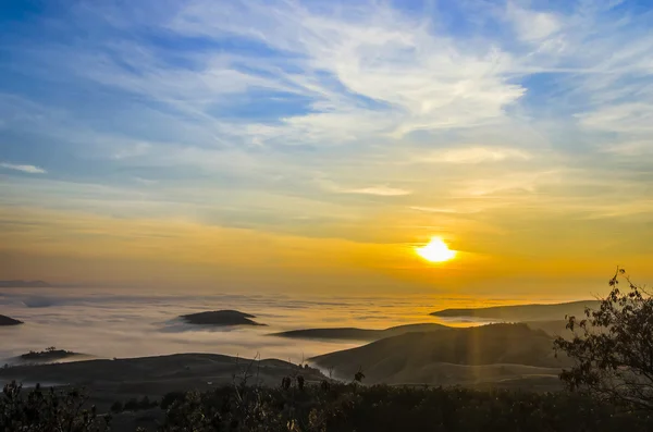 Pôr do sol na paisagem das montanhas — Fotografia de Stock