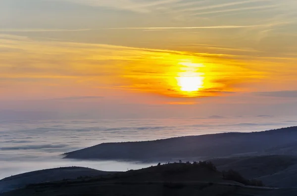 Puesta de sol en el paisaje de las montañas — Foto de Stock