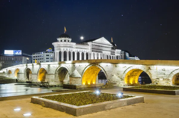 Régi kő-híd és a Régészeti Múzeum, Macedónia — Stock Fotó