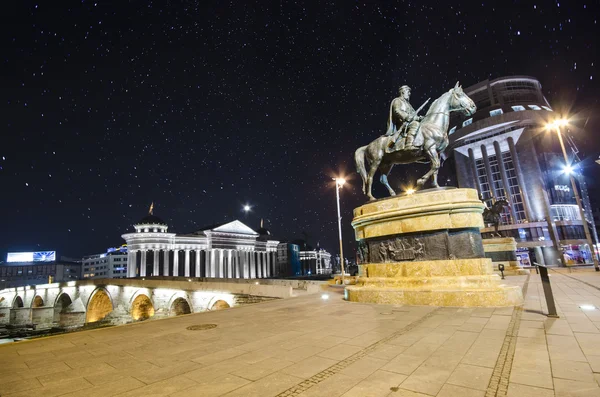 Archäologisches Museum Mazedoniens und Denkmal der Dame Gruev — Stockfoto