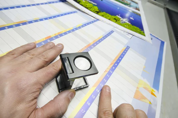 Controle de lupa de produção de impressão — Fotografia de Stock