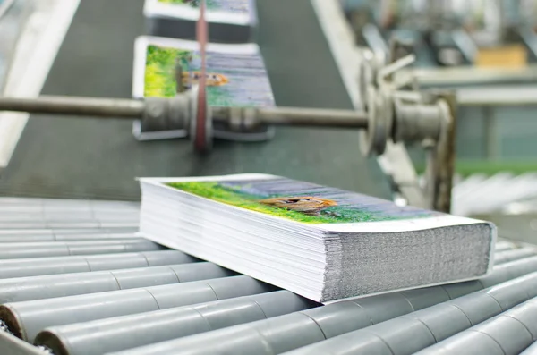 Livre, magazine, ligne de production dans la maison d'usine de presse — Photo