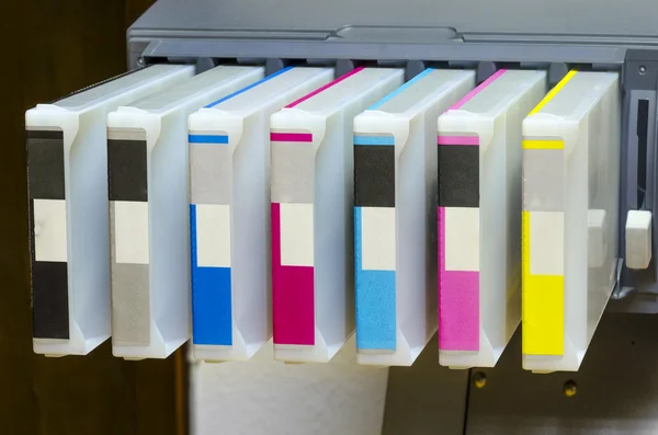 Cartucho de impresora de chorro de tinta de gran formato con rollo de papel — Foto de Stock