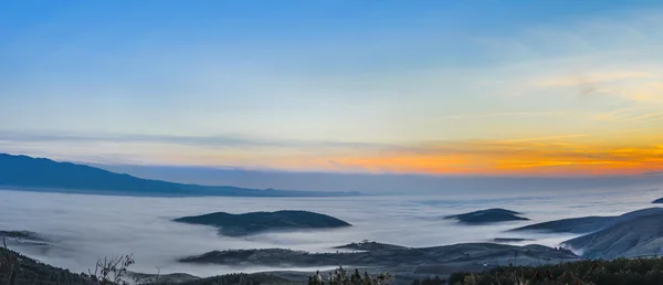 Mistige zonsondergang berglandschap — Stockfoto