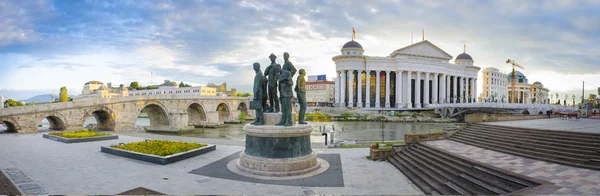 Starý kamenný most a archeologické muzeum Makedonie — Stock fotografie