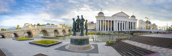 eski taş köprü ve Arkeoloji Müzesi, Makedonya