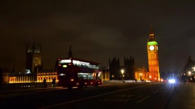 westminister Köprüsü'nde Londra kırmızı otobüs