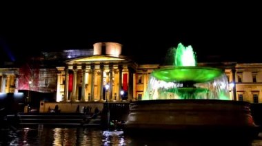 Ulusal Galeri ve trafalgar Meydanı Çeşmesi gece Londra