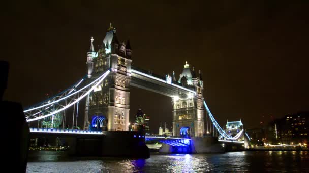 Tower Bridge in London bei Nacht — Stockvideo