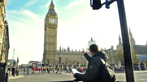 Ungt par på seightseeing tour i london — Stockvideo