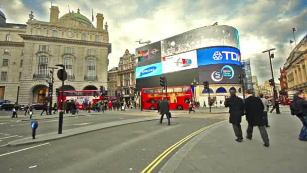 Insanlara Londra piccadilly circus — Stok video