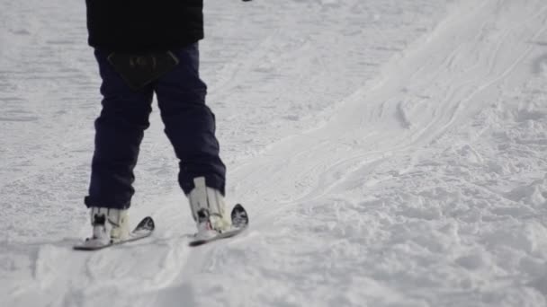 Ski lift pulling skier — Stock Video