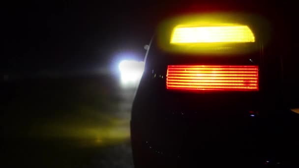 Lampeggiante luce arancione lampeggiante su auto sportive — Video Stock