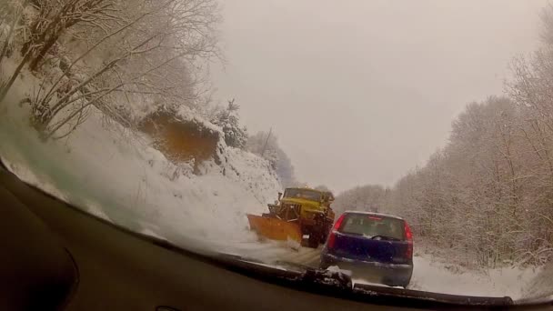 Soplador de nieve quitando nieve del camino de montaña — Vídeo de stock
