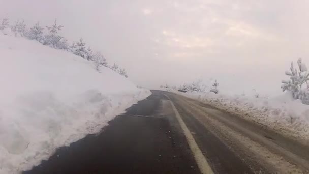 Autofahren im Schnee — Stockvideo
