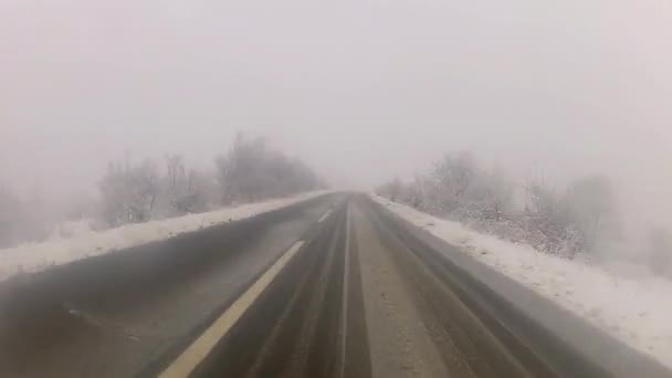 Ездить по кривой "С" по заснеженной проселочной дороге — стоковое видео