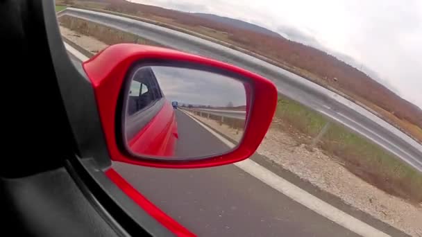 Espelho de um carro em movimento de esporte rápido — Vídeo de Stock