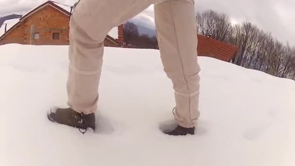 Sportsman está andando na neve profunda — Vídeo de Stock