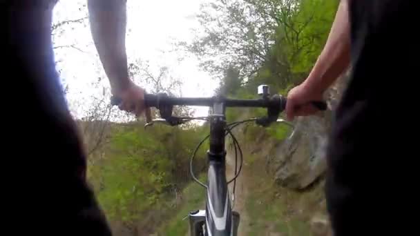 Bicicleta de montaña conducir cuesta abajo — Vídeo de stock