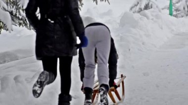 Teen mutlu kız kardeşi balyoz iterek sonra çalışır.