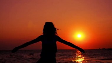 Deniz günbatımı teen silüeti