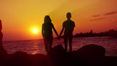 gün batımında romantik Çift