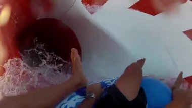 aqua park tüp aşağı kayan çocuk