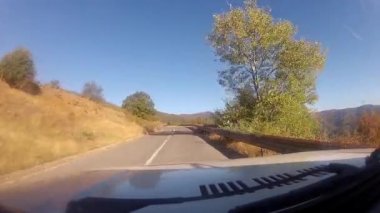 dolambaçlı bir dağ yolda sürüş