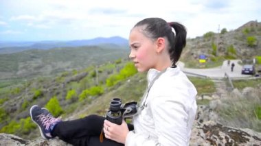 dağ tepe dürbün ile kız